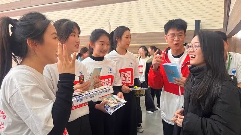 Sinh viên Đại học Sư phạm Hà Bắc trao đổi quà lưu niệm với sinh viên Việt Nam.