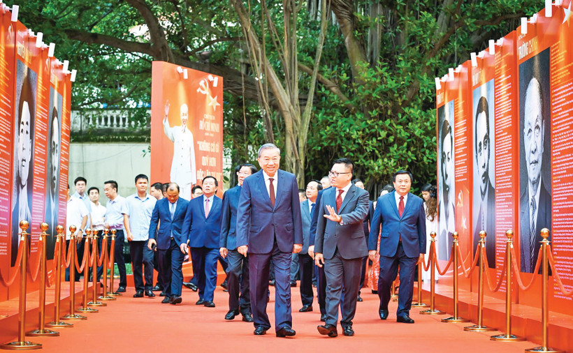 Tổng Bí thư Tô Lâm cùng các đồng chí lãnh đạo Đảng, Nhà nước tới dự Lễ ra mắt Trang thông tin điện tử chuyên đề Đảng Cộng sản Việt Nam-Đại hội XIV tại Báo Nhân Dân. (Ảnh Thành Đạt)