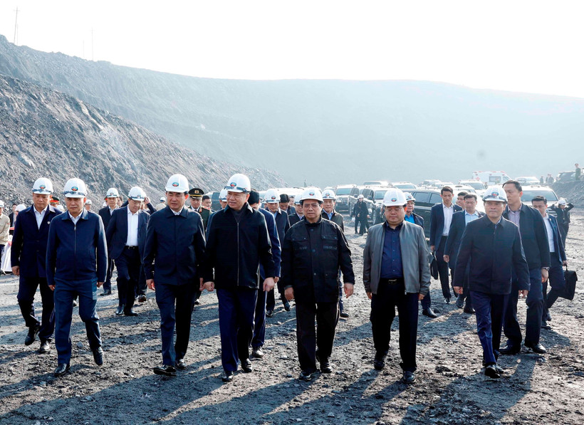 Nói chuyện với công nhân ngành than, Tổng Bí thư Tô Lâm chia sẻ, sau Đại hội XIV, việc Đoàn công tác Trung ương đến với anh chị em công nhân mỏ than Quảng Ninh không phải là một hoạt động mang tính nghi lễ, mà xuất phát từ bản chất, cội nguồn và phương pháp lãnh đạo của Đảng. (Ảnh: Thống Nhất - TTXVN)