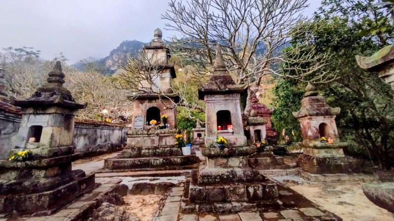 Một góc vườn tháp Huệ Quang. 