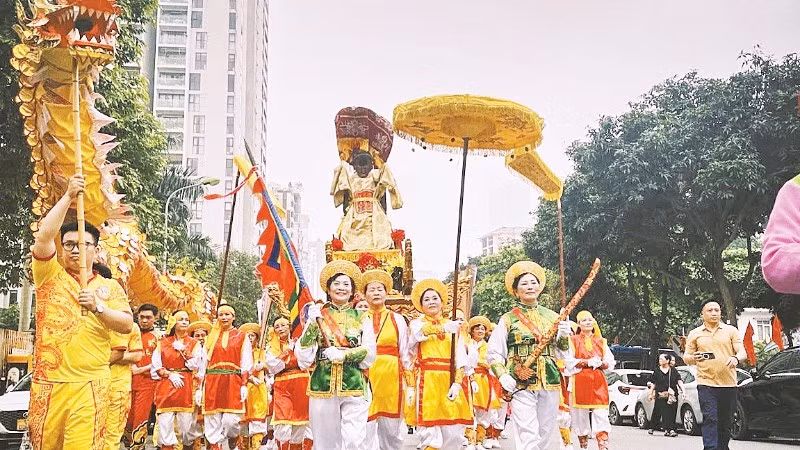 Hội làng, ở nơi đã mang nhiều đường nét phố.