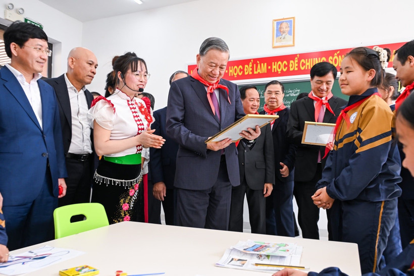Tổng Bí thư Tô Lâm thăm các em học sinh Trường phổ thông nội trú liên cấp Si Pa Phìn (Điện Biên). (Ảnh Thành Đạt)