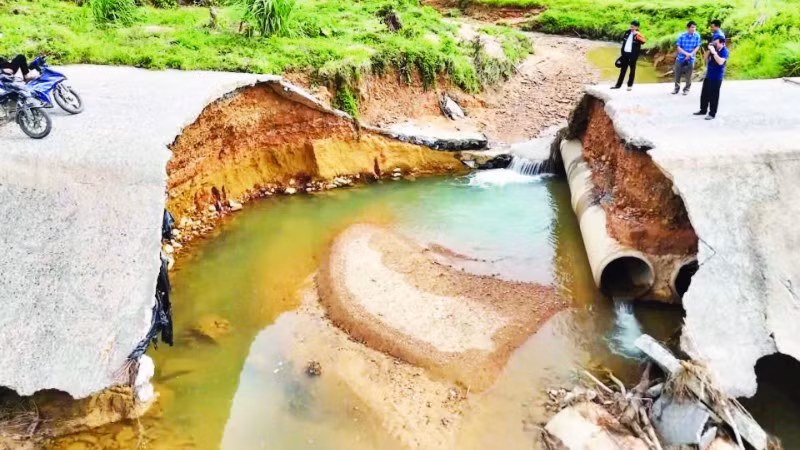 Một trong sáu điểm của đoạn đường bị sạt lở gây hư hỏng nặng.