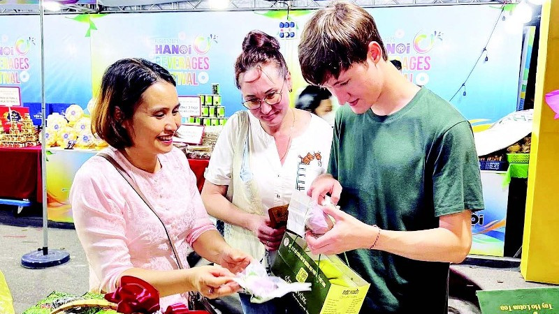 Khách du lịch tìm hiểu và thưởng thức trà sen Tây Hồ, một đặc sản của Hà Nội.