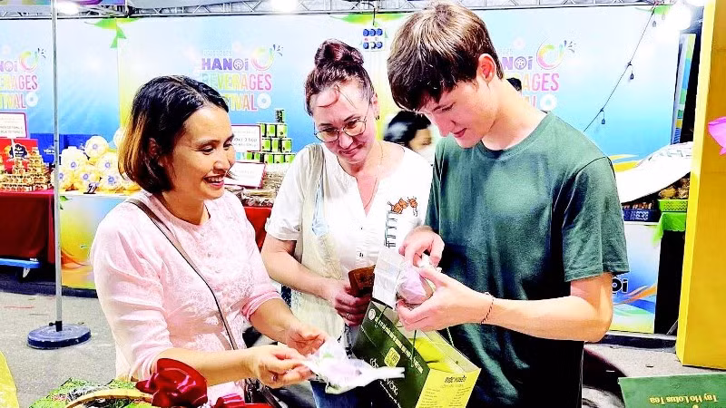 Khách du lịch tìm hiểu và thưởng thức trà sen Tây Hồ, một đặc sản của Hà Nội.