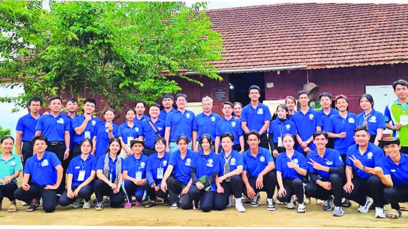 Lãnh đạo Trường đại học Sư phạm Thể dục Thể thao Thành phố Hồ Chí Minh thăm hỏi, động viên các chiến sĩ Mùa hè xanh 2025 tại mặt trận Vĩnh Sơn.