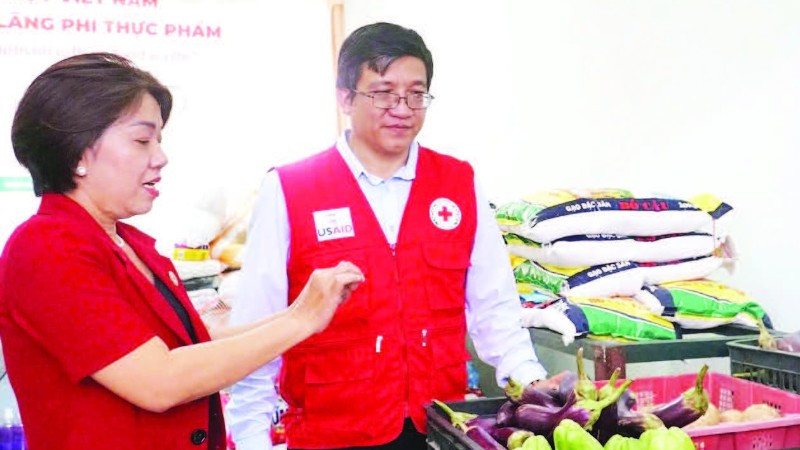 Anh Trần Đình Nam bên Kho thực phẩm cộng đồng.