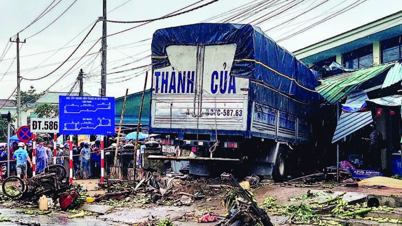 Hiện trường vụ tai nạn tại ngã ba chợ Tân Long ngày 17/9.