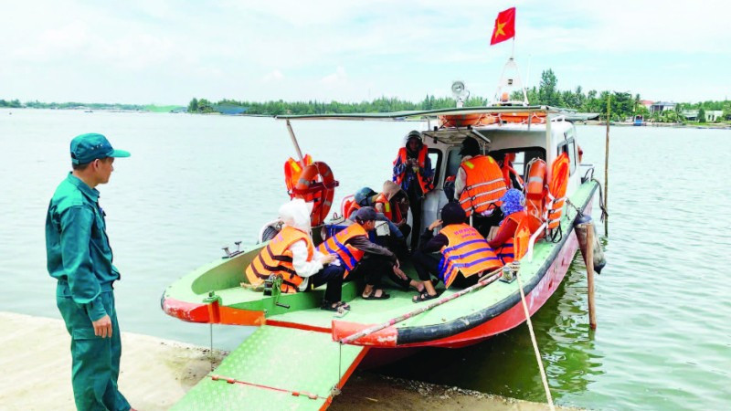 Hải đội Biên phòng 2 Núi Thành bố trí lực lượng, phương tiện hỗ trợ người dân và học sinh qua lại xã đảo.