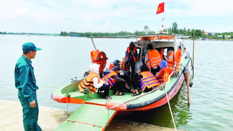 Hải đội Biên phòng 2 Núi Thành bố trí lực lượng, phương tiện hỗ trợ người dân và học sinh qua lại xã đảo.