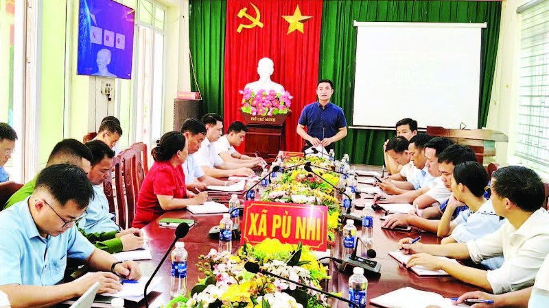 Cán bộ, công chức xã Pù Nhi, tỉnh Thanh Hóa dự hội nghị triển khai công tác sau kiện toàn tổ chức, bộ máy.