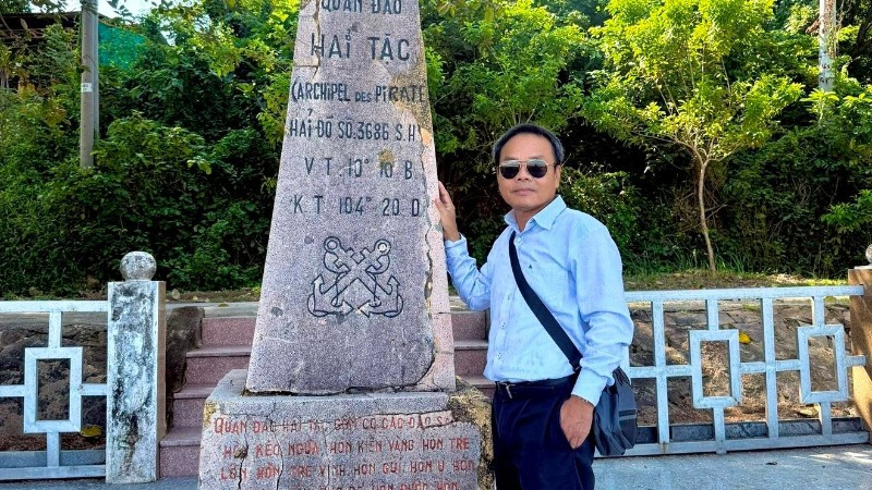 Tác giả bên cột mốc chủ quyền trên đảo Hải Tặc.
