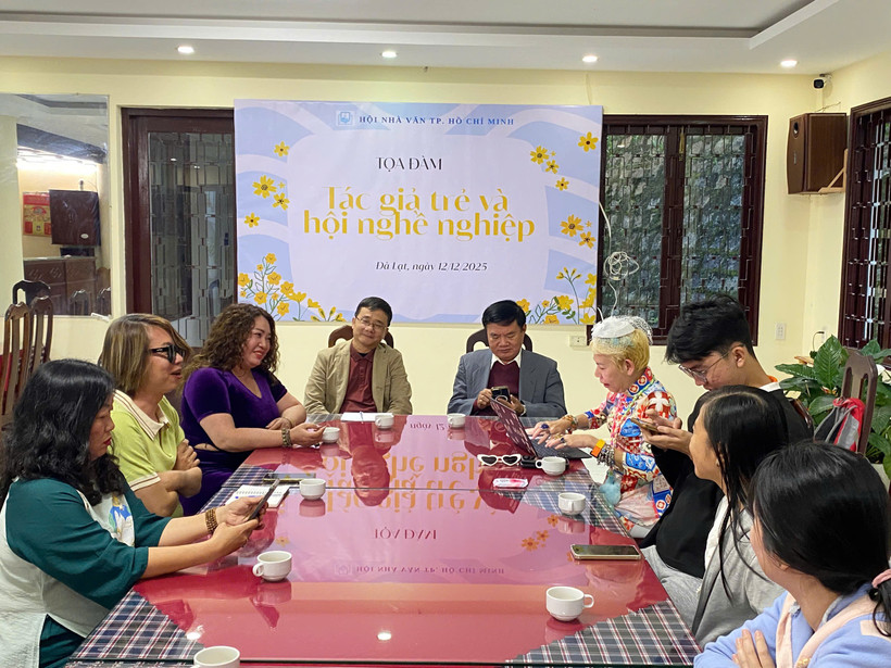 Buổi tọa đàm trong chương trình trại sáng tác do Hội Nhà văn Thành phố Hồ Chí Minh tổ chức, tháng 12/2025, tại Lâm Đồng.