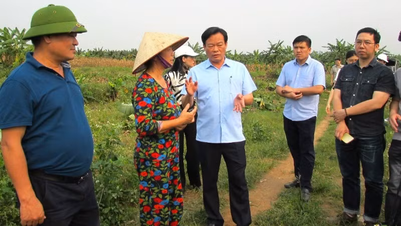 Lãnh đạo phường Hồng Hà giải đáp thắc mắc của người dân bị thu hồi đất tại hiện trường.