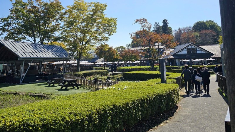 Không chỉ là một trạm nghỉ ven đường, Denen Plaza như một điểm đến cuối tuần với nhiều không gian đậm chất văn hóa làng quê truyền thống Nhật Bản, cùng những khu vận động ngoài trời cho trẻ em. 