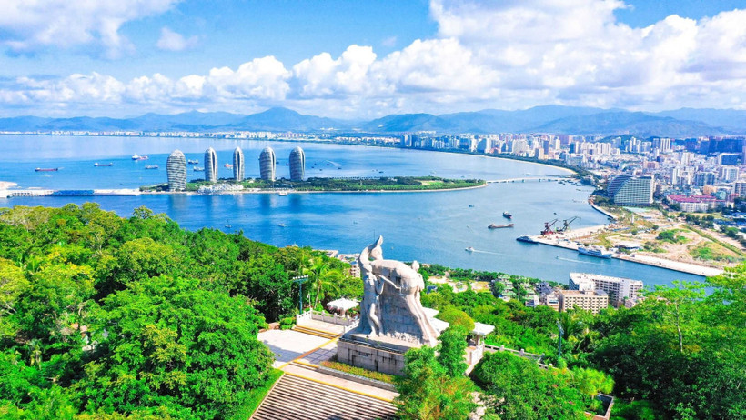 Toàn cảnh vịnh Tam Á, nhìn từ Công viên Lộc Hồi Đầu. (Nguồn ảnh Fly China)