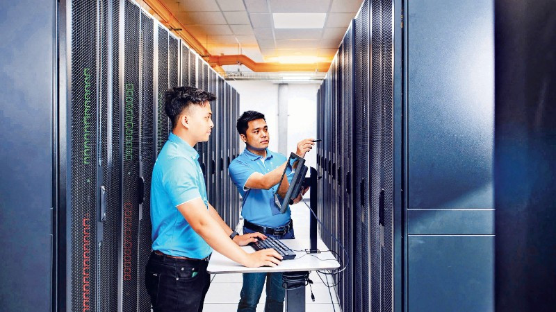 Trung tâm Dữ liệu của CMC Telecom - Data Center đầu tiên tại Việt Nam sở hữu trọn bộ ba chứng chỉ Uptime Tier III (Thiết kế, Xây dựng và Vận hành bền vững) khẳng định năng lực hạ tầng đạt chuẩn quốc tế về độ tin cậy, an toàn và tính sẵn sàng cao. Ảnh: CMC