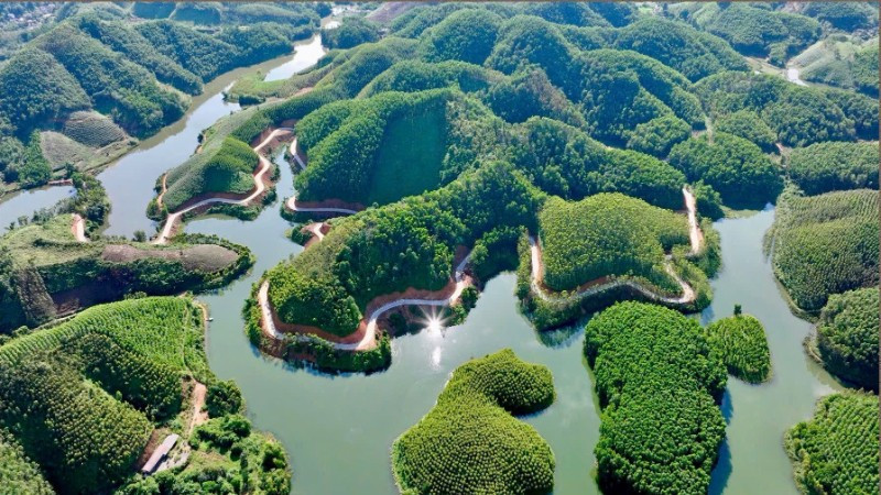 Vẻ đẹp và tiềm năng cần được bảo vệ để khai thác bền vững của hồ Thác Bà. (Ảnh Thanh Miền).