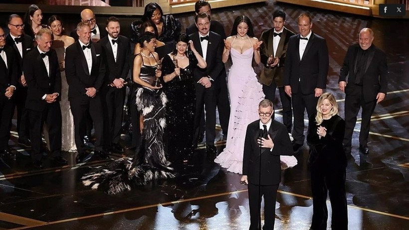 Đạo diễn Paul Thomas Anderson cùng cả ê-kíp “One Battle After Another” nhận giải Phim hay nhất tại Lễ trao giải Oscar lần thứ 98.