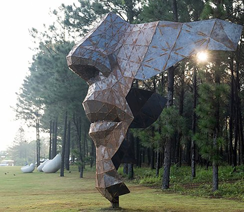 Daniel Pérez (Tây Ban nha), Mảnh vỡ thế kỷ 21, thép, 300 x 360 x 280 cm, 2019. nguồn | FCAM