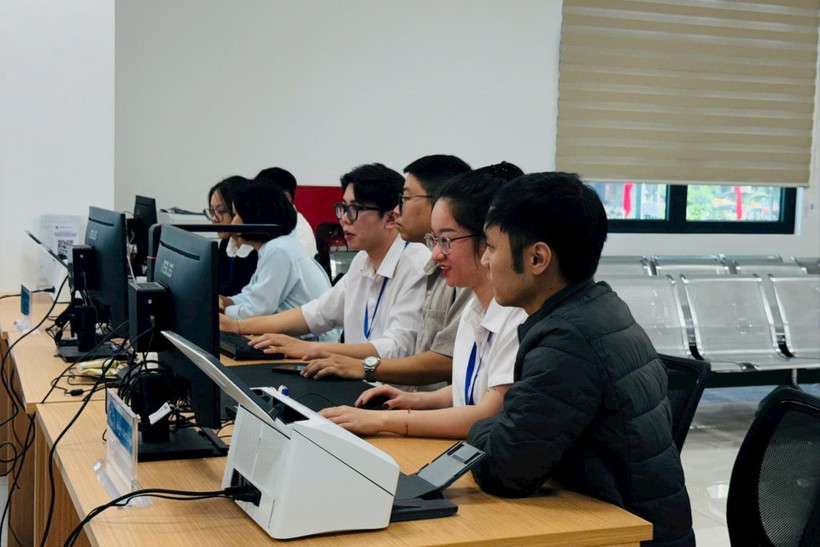 Bảo hiểm xã hội cơ sở Cầu Giấy (Hà Nội) phối hợp hỗ trợ tư vấn, thao tác nghiệp vụ tại Trung tâm phục vụ hành chính công. (Ảnh MAI HOA)