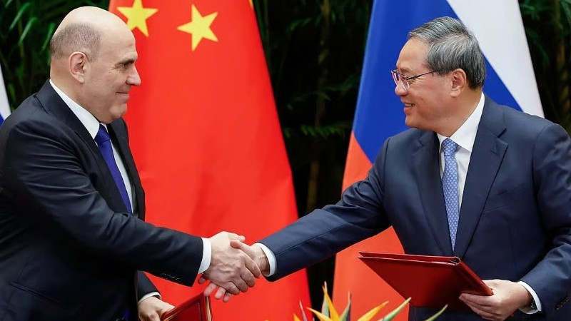 Thủ tướng Nga Mikhail Mishustin (trái) và Thủ tướng Trung Quốc Lý Cường. 