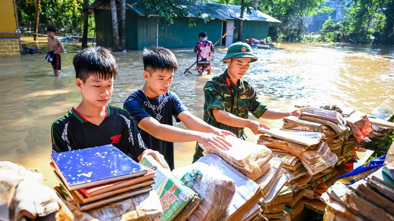 Toàn Đảng, toàn dân, toàn quân đang nỗ lực khắc phục hậu quả thiên tai. (Ảnh THÀNH ĐẠT)