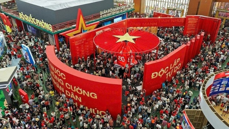 Triển lãm "80 năm Hành trình Độc lập-Tự do-Hạnh phúc" đã thu hút hàng triệu lượt người dân và du khách đến tham quan, tạo nên bầu không khí hội tụ và gắn kết mạnh mẽ. (Ảnh Huy Tuấn)