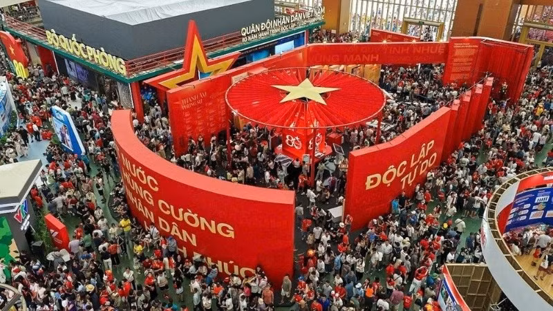 Triển lãm "80 năm Hành trình Độc lập-Tự do-Hạnh phúc" đã thu hút hàng triệu lượt người dân và du khách đến tham quan, tạo nên bầu không khí hội tụ và gắn kết mạnh mẽ. (Ảnh Huy Tuấn)
