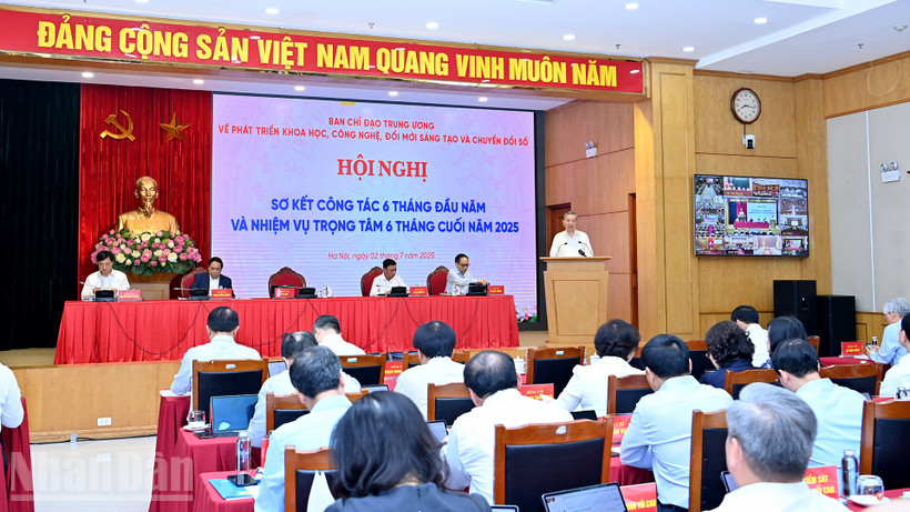 Tổng Bí thư Tô Lâm, Trưởng Ban Chỉ đạo Trung ương về phát triển khoa học, công nghệ, đổi mới sáng tạo và chuyển đổi số, phát biểu chỉ đạo tại hội nghị.