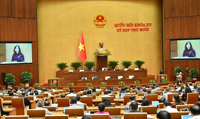 Bộ trưởng Y tế Đào Hồng Lan trình bày Tờ trình Dự thảo Nghị quyết của Quốc hội. (Nguồn QUOCHOI.VN)