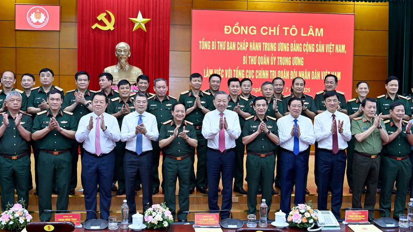 Tổng Bí thư Tô Lâm với lãnh đạo Đảng, Nhà nước và thủ trưởng Bộ Quốc phòng, Tổng cục Chính trị Quân đội nhân dân Việt Nam dự buổi làm việc.