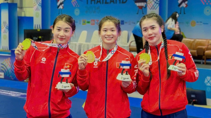 Ba nữ đô vật Nguyễn Thị Mỹ Trang, Nguyễn Thị Mỹ Linh và Nguyễn Thị Mỹ Hạnh (từ trái qua) trong giờ phút chiến thắng.