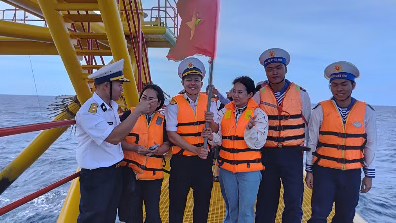 Chiến sĩ Nhà giàn DK1/11 đón đại biểu lên thăm và làm việc.