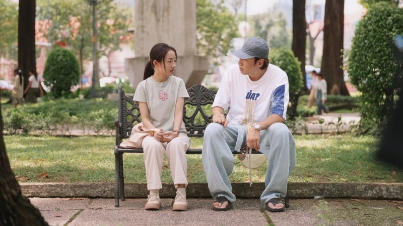 Theo chân hai nhân vật chính do Hoàng Hà và Lee Kwang Soo đóng, phim Tay anh giữ một vì sao giới thiệu nhiều địa điểm du lịch của Thành phố Hồ Chí Minh và Đà Lạt.