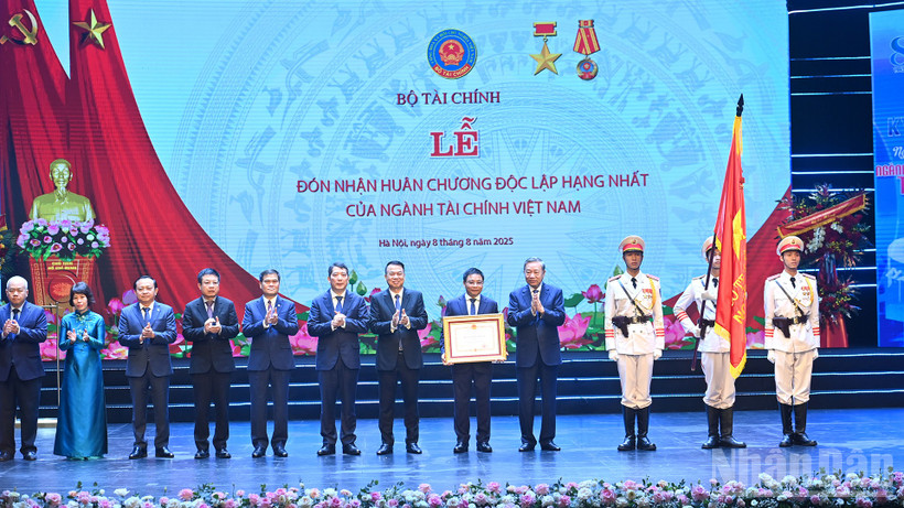 Tổng Bí thư Tô Lâm trao Huân chương Độc lập hạng Nhất tặng ngành tài chính. (Ảnh ĐĂNG KHOA)