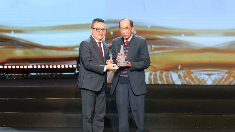 Đồng chí Lê Quốc Minh, Ủy viên Trung ương Đảng, Tổng Biên tập Báo Nhân Dân, Phó Trưởng ban Tuyên giáo và Dân vận Trung ương, Chủ tịch Hội Nhà báo Việt Nam, trao giải Phụng sự thầm lặng tới bác sĩ Lê Thành Đô. (Ảnh Minh Lê)