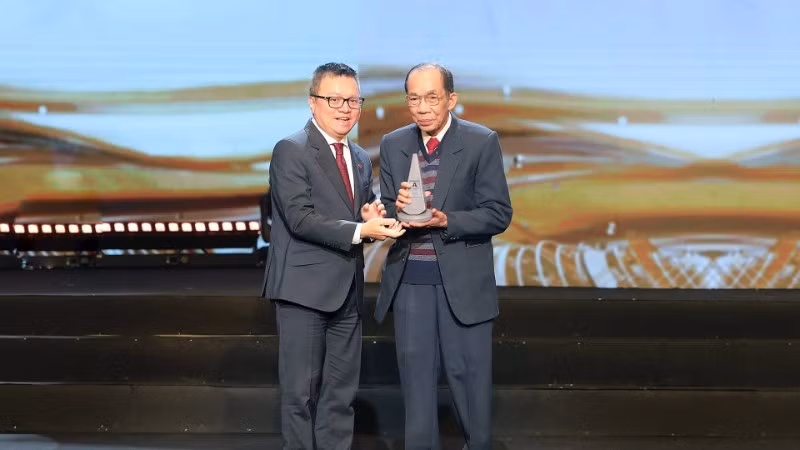 Đồng chí Lê Quốc Minh, Ủy viên Trung ương Đảng, Tổng Biên tập Báo Nhân Dân, Phó Trưởng ban Tuyên giáo và Dân vận Trung ương, Chủ tịch Hội Nhà báo Việt Nam, trao giải Phụng sự thầm lặng tới bác sĩ Lê Thành Đô. (Ảnh Minh Lê)