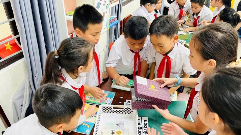 Tiết học Luyện từ và câu bài “Mở rộng vốn từ: Dũng cảm” thông qua hoạt động Khám phá “Chiếc hộp bí mật” của học sinh lớp 4 Trường tiểu học Lý Thường Kiệt, thành phố Huế.