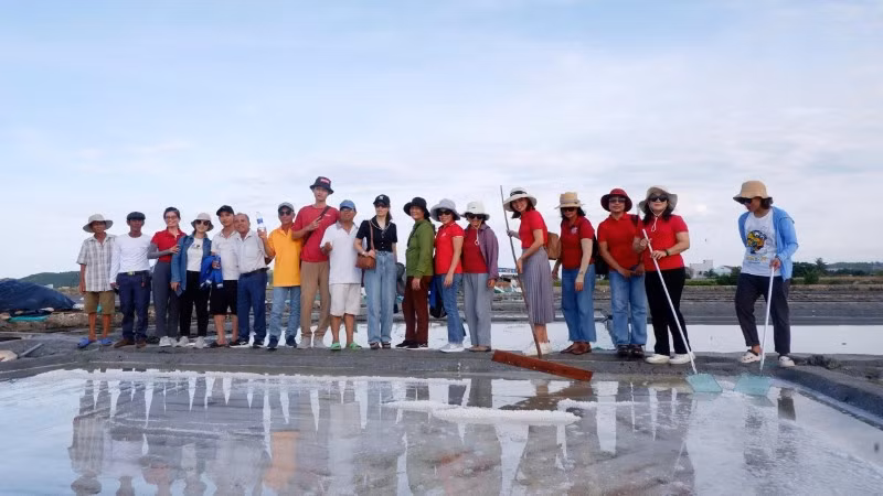 Du khách tham gia chương trình du lịch học tập trên đồng muối Sa Huỳnh. 