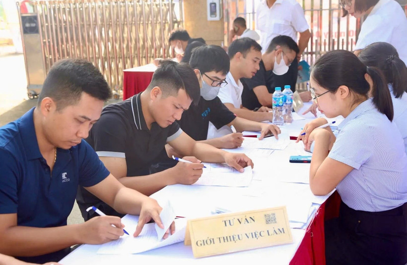 Nhiều công việc chờ người lao động tại phiên giao dịch việc làm xã Tiến Thắng (Hà Nội).
