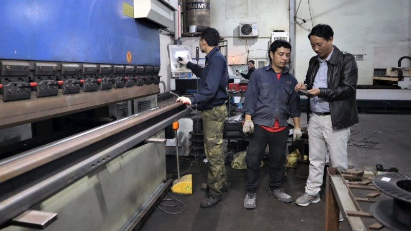 Anh Lê Lương Nguyên (ngoài cùng bên phải) trao đổi với lao động trong xưởng.