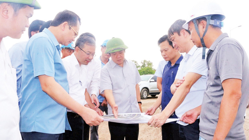 Đồng chí Phạm Quang Ngọc, Phó Bí thư Tỉnh ủy, Chủ tịch UBND tỉnh Ninh Bình (người thứ tư từ phải sang) kiểm tra dự án đầu tư xây dựng nút giao Phú Thứ.