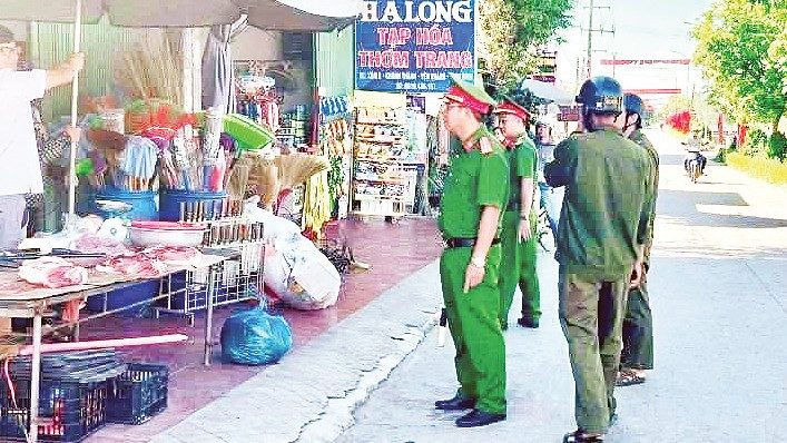 Lực lượng Công an tỉnh Ninh Bình tuyên truyền, giải tỏa hành lang an toàn giao thông.