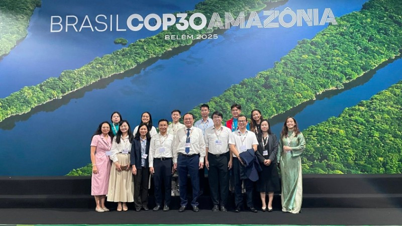 Đoàn đại diện thanh, thiếu niên Việt Nam tham dự COP30 chụp ảnh kỷ niệm cùng Thứ trưởng Nông nghiệp và Môi trường Lê Công Thành tại Brazil.