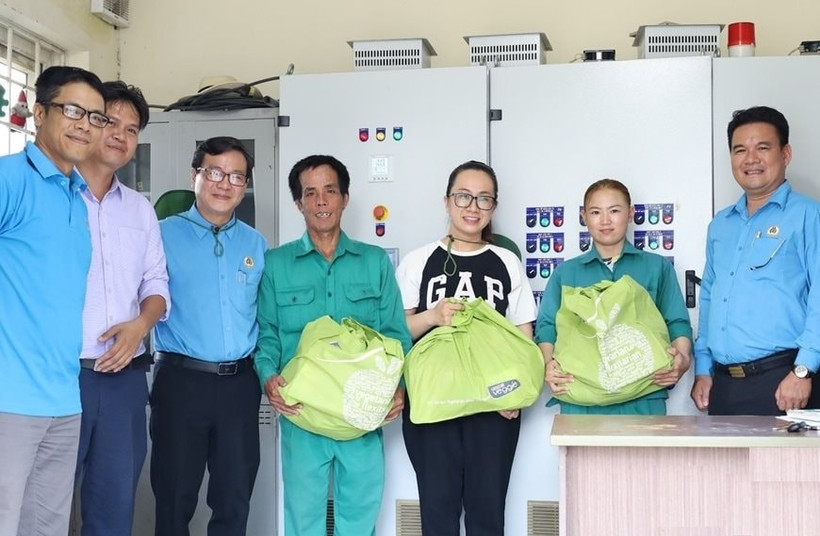 Đại diện công đoàn tại Thành phố Hồ Chí Minh thăm, tặng quà cá nhân có hoàn cảnh khó khăn. (Ảnh Hồng Giang)