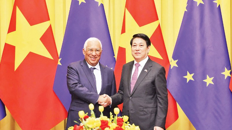 Chủ tịch nước Lương Cường và Chủ tịch Hội đồng châu Âu Antonio Costa dự hội đàm. (Ảnh TTXVN)