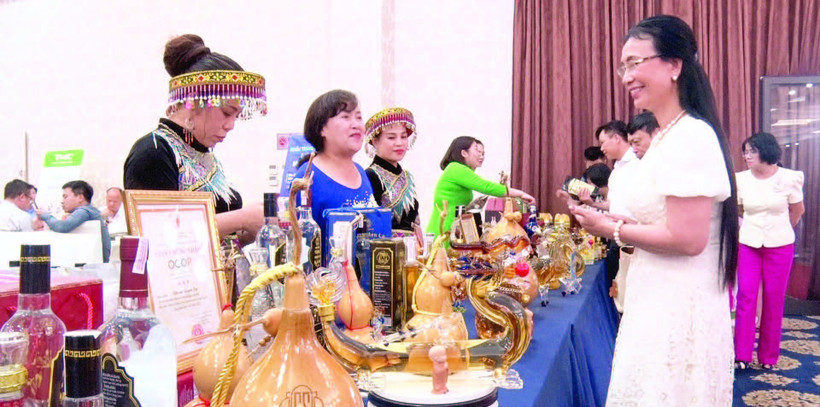 Người dân lựa chọn sản phẩm OCOP Lạng Sơn.