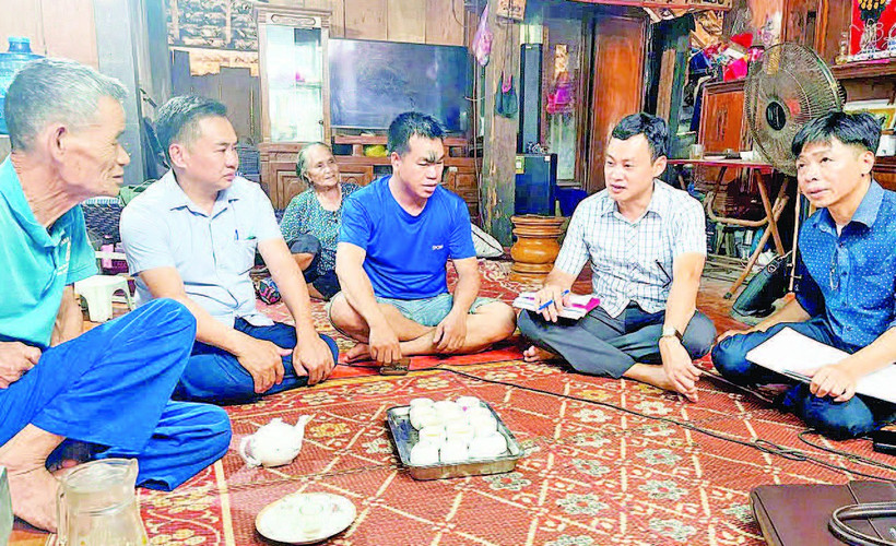 Lãnh đạo xã Bạch Thông và đoàn công tác đi rà soát từng trường hợp cụ thể ở thôn, bản.
