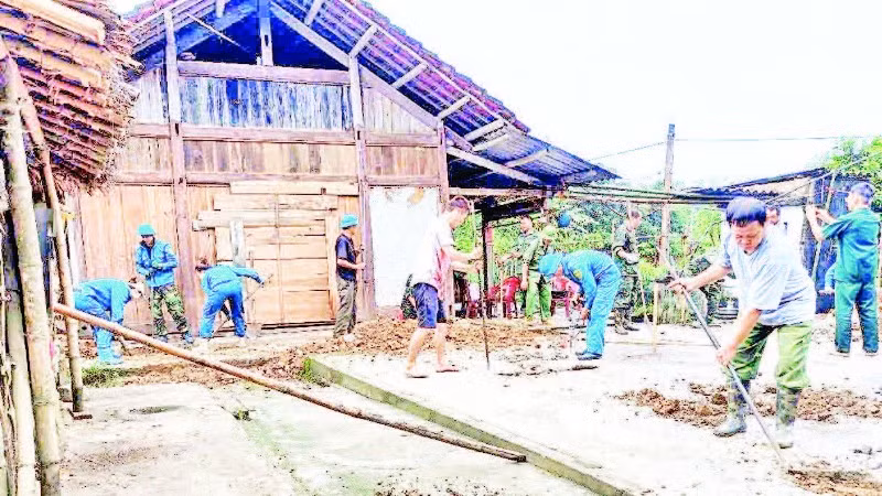 Cán bộ xã Nghĩa Tá ra quân giúp người dân thôn Bản Pèo xóa nhà tạm. (Ảnh DUY THÁI)